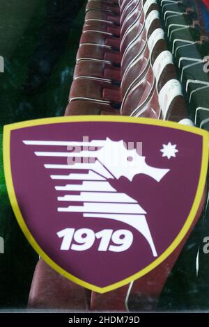 US Salernitana panchina vuota davanti alla Serie A partita tra US Salernitana e Venezia FC allo Stadio Arechi il 06 gennaio 2022 a Salerno, Italia. Il team SALERNITANA DEGLI STATI UNITI ha contato almeno 9 giocatori positivi a causa dell'espansione della variante Sars Cov19 Omicron. Foto Stock