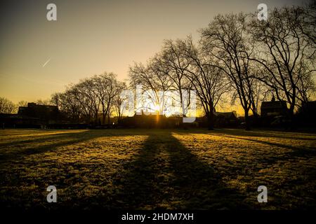 Londra, Regno Unito. 06th Jan 2022. Un paesaggio coperto di gelo all'alba a Londra con temperature inferiori a zero nella capitale. (Foto di Dinendra Haria/SOPA Images/Sipa USA) Credit: Sipa USA/Alamy Live News Foto Stock