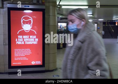 Londra, Regno Unito. 6th Gen 2021. Alla stazione della metropolitana di Leicester Square un poster ricorda ai passeggeri che le maschere facciali sono obbligatorie per tutti gli utenti dei trasporti pubblici. Credit: Anna Watson/Alamy Live News Foto Stock