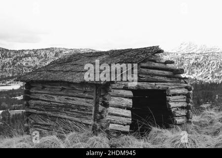 Vecchio edificio in tronchi dilapidato in una zona di montagna in Hallingdal Norvegia. Foto Stock