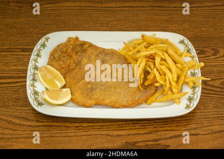 Il Wiener Schnitzel o lo schnitzel viennese, è uno dei piatti più famosi della cucina austriaca Foto Stock