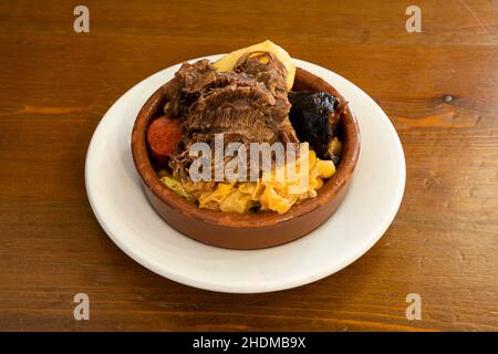 Un cocido è uno stufato in cui carni, salsicce, verdure, patate o carote, legumi e altri accessori sono cotti insieme, a cui alcuni fritti e Foto Stock