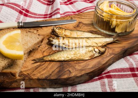 snack, pesce affumicato, spratto, spuntini, peperoni, spratti Foto Stock