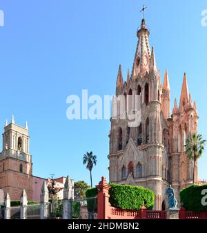 Vista della spettacolare cattedrale neogotica di Parroquia de San Miguel Arcangel del 17th secolo rosa con la statua di Fray Juan a San Miguel de Allende, MX Foto Stock