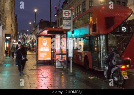 Londra, Regno Unito. 6th gennaio 2022. Gli acquirenti in prima serata su Oxford Street come le vendite di gennaio continuano. L'impennata è nettamente inferiore rispetto ai livelli pre-pandemici, ma i negozi sono aperti e i clienti sono obbligati a indossare maschere facciali in base alle normative del piano B. Credit: Anna Watson/Alamy Live News Foto Stock