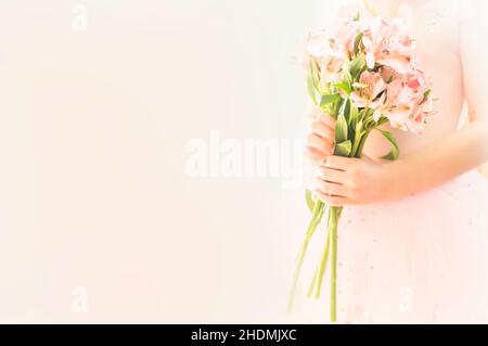 Ragazza che tiene rosa Lily fiori bouquet Foto Stock