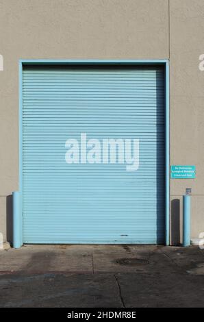 Porta garage sul magazzino e porta regolare sfondo industriale Foto Stock