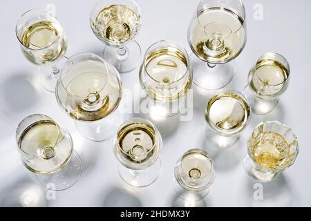 vino bianco, bicchieri da vino, vini bianchi, vasellame Foto Stock