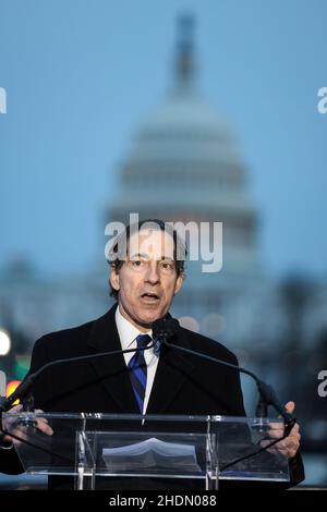 Washington, Stati Uniti. 17th Mar 2021. Il 6 gennaio 2022, il rappresentante Jamie Raskin (D-MD) parla durante una veglia di 'Defend Democracy' vicino al Campidoglio degli Stati Uniti a Washington, DC. (Foto di Oliver Contreras/Sipa USA) Credit: Sipa USA/Alamy Live News Foto Stock