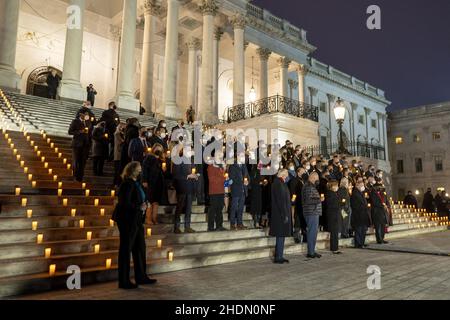 Washington, Stati Uniti. 06th Jan 2022. Presidente della Camera Nancy Pelosi, D-CA, leader della maggioranza del Senato Chuck Schumer, D-NY, leader della maggioranza della Camera degli Stati Uniti Steny Hoyer D-MD e altri democratici partecipano a una veglia a lume di candela il 1° anniversario della sommossa del 6 gennaio al Campidoglio degli Stati Uniti a Washington, DC Giovedi, 6 gennaio 2022. Foto di Ken Cedeno/UPI Credit: UPI/Alamy Live News Foto Stock