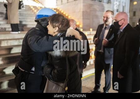 Washington, Stati Uniti. 06th Jan 2022. Gladys Sicknick, la madre del compianto funzionario della polizia del Campidoglio Brian Sicknick, ottiene un abbraccio da un ufficiale della polizia del Campidoglio dopo una veglia del lume di candela in un anno anniversario della sommossa di gennaio 6 al Campidoglio degli Stati Uniti a Washington, DC giovedì 6 gennaio 2022. Foto di Ken Cedeno/UPI Credit: UPI/Alamy Live News Foto Stock