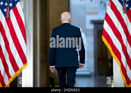 (220106) -- WASHINGTON, 6 gennaio 2022 (Xinhua) -- il Presidente degli Stati Uniti Joe Biden parte dopo aver tenuto un discorso per celebrare l'anniversario dell'attacco del 6 gennaio al Campidoglio presso la Statuary Hall nell'edificio del Campidoglio degli Stati Uniti a Washington, DC, Stati Uniti, 6 gennaio 2022. Joe Biden ha detto giovedì che gli Americani devono assicurare un tale attacco come quello sul Campidoglio degli Stati Uniti un anno fa 'mai accade più ancora' poichè il paese sembra più diviso che mai. (Greg Nash/piscina via Xinhua) Foto Stock