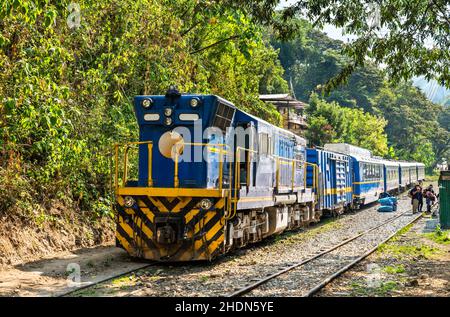 Treno per Machu Picchu alla stazione di Hidroelectrica in Perù Foto Stock
