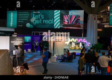 Las Vegas, Nevada, USA. 6th Jan 2022. Lo stand Hisense al CES 2022 presso il Las Vegas Convention Center di Las Vegas, Nevada, il 06 gennaio 2022. Credit: Dee CEE carter/Media Punch/Alamy Live News Foto Stock