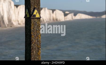 Segno giallo e nero di avvertimento del pericolo di erosione sul bordo della scogliera che domina Seven Sisters a Hope Gap, eaford nel Sussex orientale, Regno Unito. Foto Stock