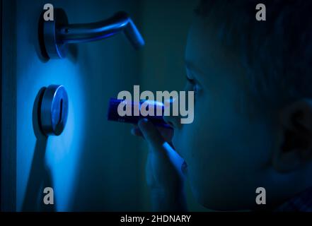 ragazzo, segreto, keyhole, torcia, ragazzi, feedback, segreti, keyholes, torce, torcia Foto Stock