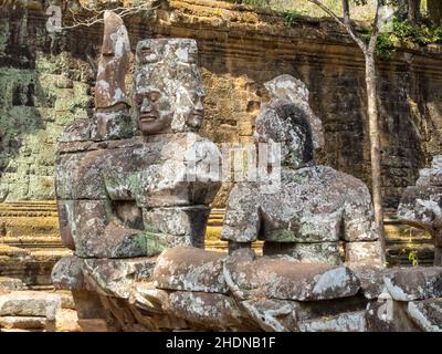 Decapitato dei e demoni sul ponte della porta della Vittoria - Siem Reap, Cambogia Foto Stock