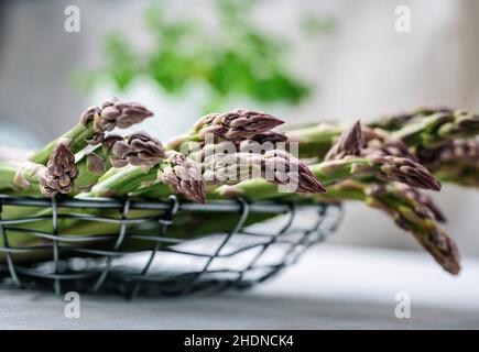 asparagi verdi, punte di asparagi, teste di asparagi, punte di asparagi Foto Stock