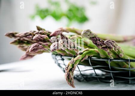 asparagi verdi, punte di asparagi, teste di asparagi, punte di asparagi Foto Stock