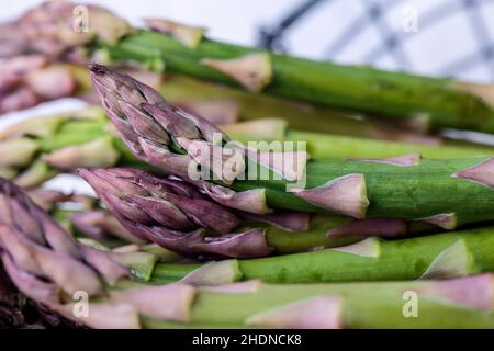 asparagi verdi, punte di asparagi, teste di asparagi, punte di asparagi Foto Stock