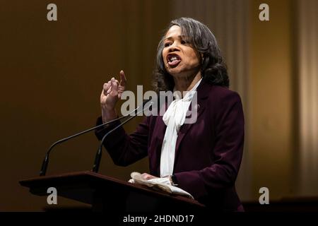 Il rappresentante degli Stati Uniti Lisa Blunt Rochester (democratico del Delaware), parla come membri del Congresso condividono i ricordi del 6 2021 gennaio, assalto al Campidoglio degli Stati Uniti in occasione di un anno di anniversario dell'attacco Giovedi, 6 gennaio 2022. Credito: Graeme Jennings/Pool via CNP Foto Stock