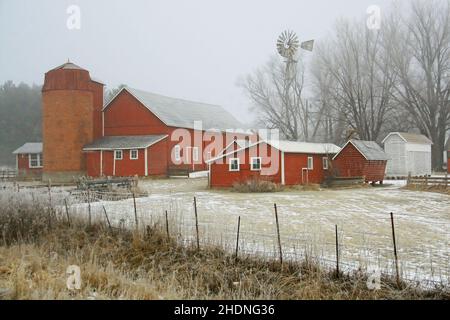 Granai rossi, silo e mulino a vento a Herberg Farm in inverno, Taylors Falls, Minnesota USA - 4 febbraio 2012 Foto Stock