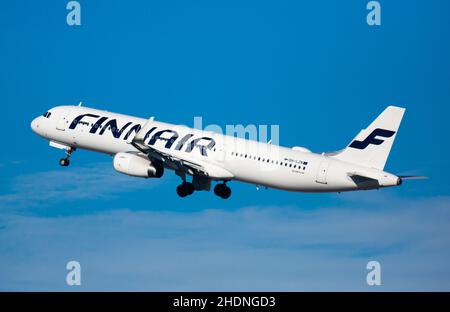 Finnair Airbus A321 OH-LZN decollo dall'aeroporto di Barcellona Foto Stock