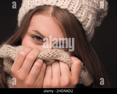 ragazza, sciarpa, cappello di lana, ragazze, sciarpe, cappelli di lana Foto Stock