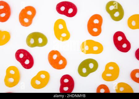 Colorati pretzel gelatina isolati su sfondo bianco Foto Stock