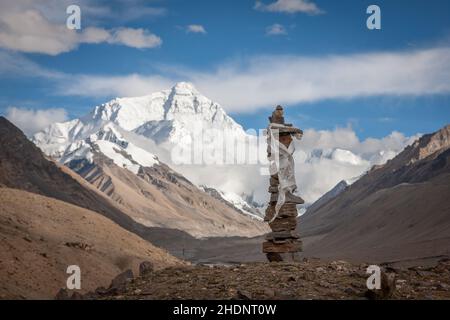 Il monte Everest si sovrappone a una pila di rocce drappeggiata a Khata Scarf, campo base, Tibet Foto Stock