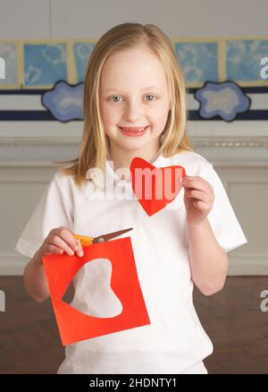 ragazza, cuore, artigianato, bambino di scuola, ragazze, cuori, artigianato, bambini della scuola Foto Stock