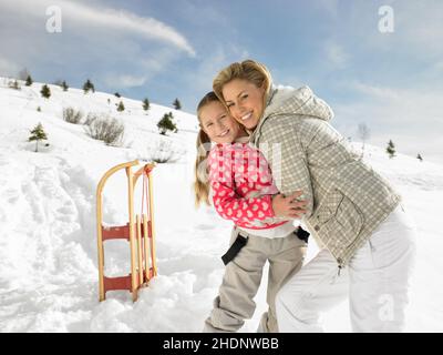 madre, abbracciando, inverno, figlia, mamma, madri, mamma, coccole, abbraccio, abbraccio, inverni, figlie Foto Stock