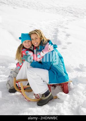 madre, abbracciando, figlia, slittando, mamma, madri, mamma, coccole, abbraccio, abbraccio, figlie, slittino, slittino Foto Stock