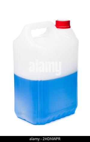 Liquido di raffreddamento antigelo in contenitore di plastica da 5 litri. Liquido blu per motore auto. Contenitore mezzo pieno o mezzo vuoto isolato su sfondo bianco. Foto Stock
