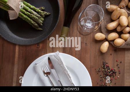 asparagi verdi, stagione asparagi, piatto, stagione asparagi, piatti Foto Stock