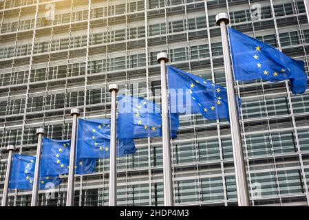 comunità europea, bandiera dell'unione europea, commissione europea, edificio berlaymont, comunità europee, bandiere dell'unione europea, commissioni europee Foto Stock