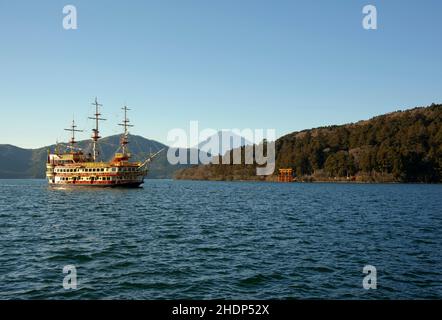 Una nave da crociera pirata naviga sotto il monte Fuji sul lago Hakone in Giappone Foto Stock