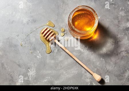 miele, bicchiere di miele, cucchiaio di miele, miele, vasetto dolce, vasetti dolci, cucchiai di miele Foto Stock