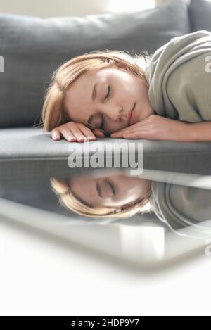 stanco, addormentato, esausto, quarantena, burnout, tira, dormi, addormentati, addormentati, estenuanti, quarantene, burnout, stress Foto Stock