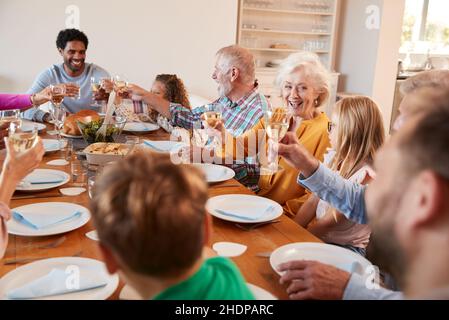 felice, casa, toast, pasto di famiglia, happies, case, toast Foto Stock