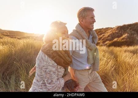 retroilluminazione, a piedi, coppia più anziana, retroilluminato, passeggiate, coppie più anziane Foto Stock