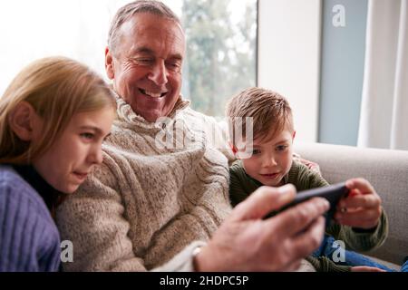 nonno, casa, videogioco, nipoti, nonni, case, gioco per computer, gioco per computer, giochi per computer, gioco, giochi, videogiochi, videogiochi, Foto Stock