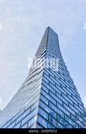 CALGARY, CANADA - 13 NOVEMBRE 2021: A 729 metri, Telus Sky è uno degli edifici più alti della città, situato nel centro di Calgary, Alberta, CA Foto Stock