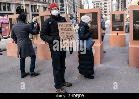 New York, NY - 6 gennaio 2022: The Daily Show Monuments for Heroes of the Freedomsurrection in Anniversary of Insurrection at the Capitol seen on pedone plaza accanto a Madison Square Park Foto Stock