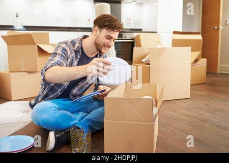 disimballaggio, riposizionamento, spostamento, spostamento, spostamento, spostamento, scatole mobili, cartone mobile, scatola da imballaggio Foto Stock