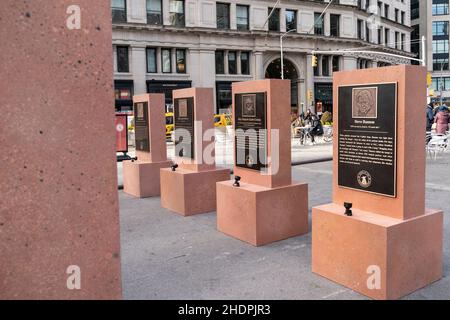 New York, NY - 6 gennaio 2022: The Daily Show Monuments for Heroes of the Freedomsurrection in Anniversary of Insurrection at the Capitol seen on pedone plaza accanto a Madison Square Park Foto Stock