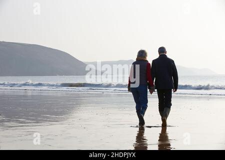 beach walking, coppie più anziane, coppie più anziane Foto Stock