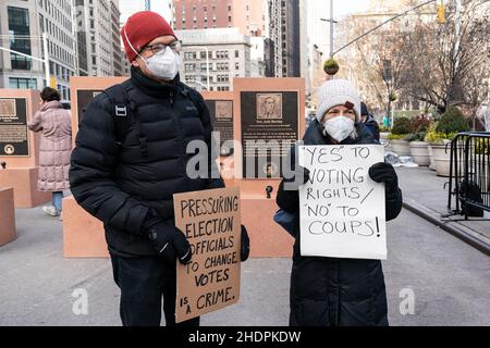 The Daily Show Monuments for Heroes of the Freedomsurrezione in anniversario di insurrezione al Campidoglio visto sulla piazza pedonale vicino al Madison Square Park a New York il 6 gennaio 2022. Persone che hanno segni che esprimono le loro opinioni ai monumenti. I 8 monumenti recitavano Rudy Giuliani, Tucker Carlson, Steve Bannon, il senatore Josh Hawley, il senatore Ted Cruz, Rappresentante degli Stati Uniti Lauren Boebert, rappresentante degli Stati Uniti Marjorie Taylor Greene, ex presidente Donald J. Trump. Tutti i monumenti sono stati progettati per assomiglia a lapidi. (Foto di Lev Radin/Sipa USA) Foto Stock