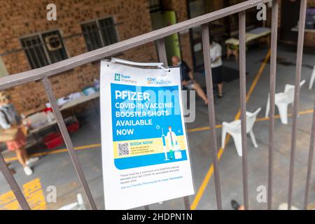 Pfizer covid 19 vaccini di richiamo che vengono somministrati all'esterno di una farmacia chimica di Sydney, NSW, Australia Foto Stock