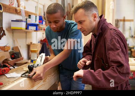 istruzione, tirocinante, carpenteria, maestro, istruzione, tirocinanti, carpentieri, adept, capo, capoparto, signore, maestri, tecnico Foto Stock